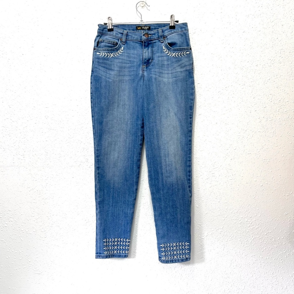 Lee Women's relaxed fit girlfriend mid riseJeans with Embellishments 2 short